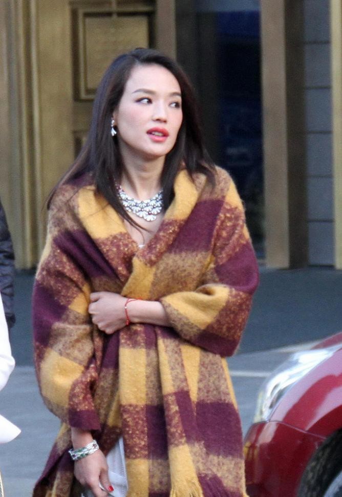 舒淇穿深v上衣穿搭,舒淇穿搭缎面西装