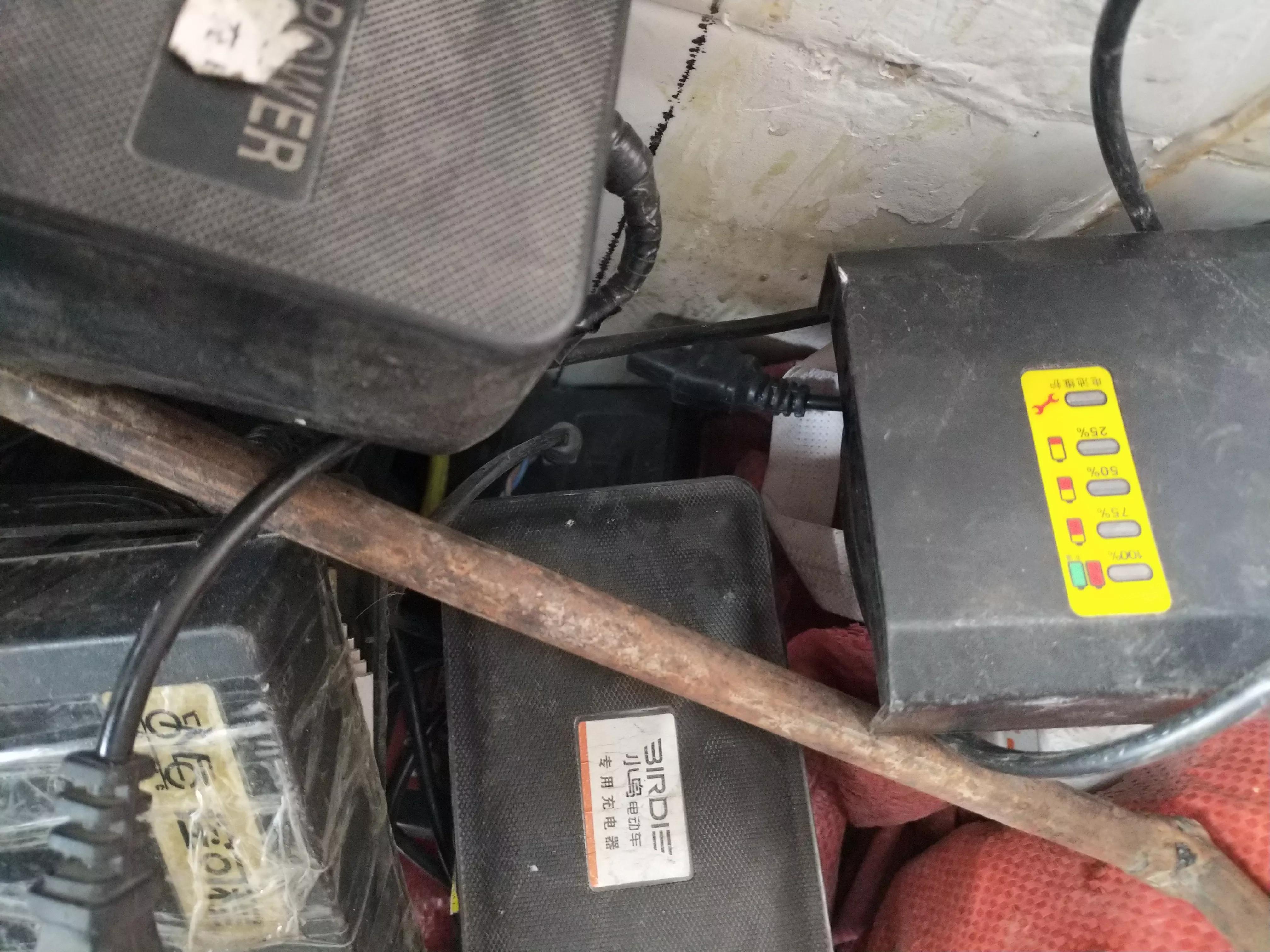 电动车充电器空载红灯闪嗒嗒响,电动车充电时充电器闪烁怎样修理