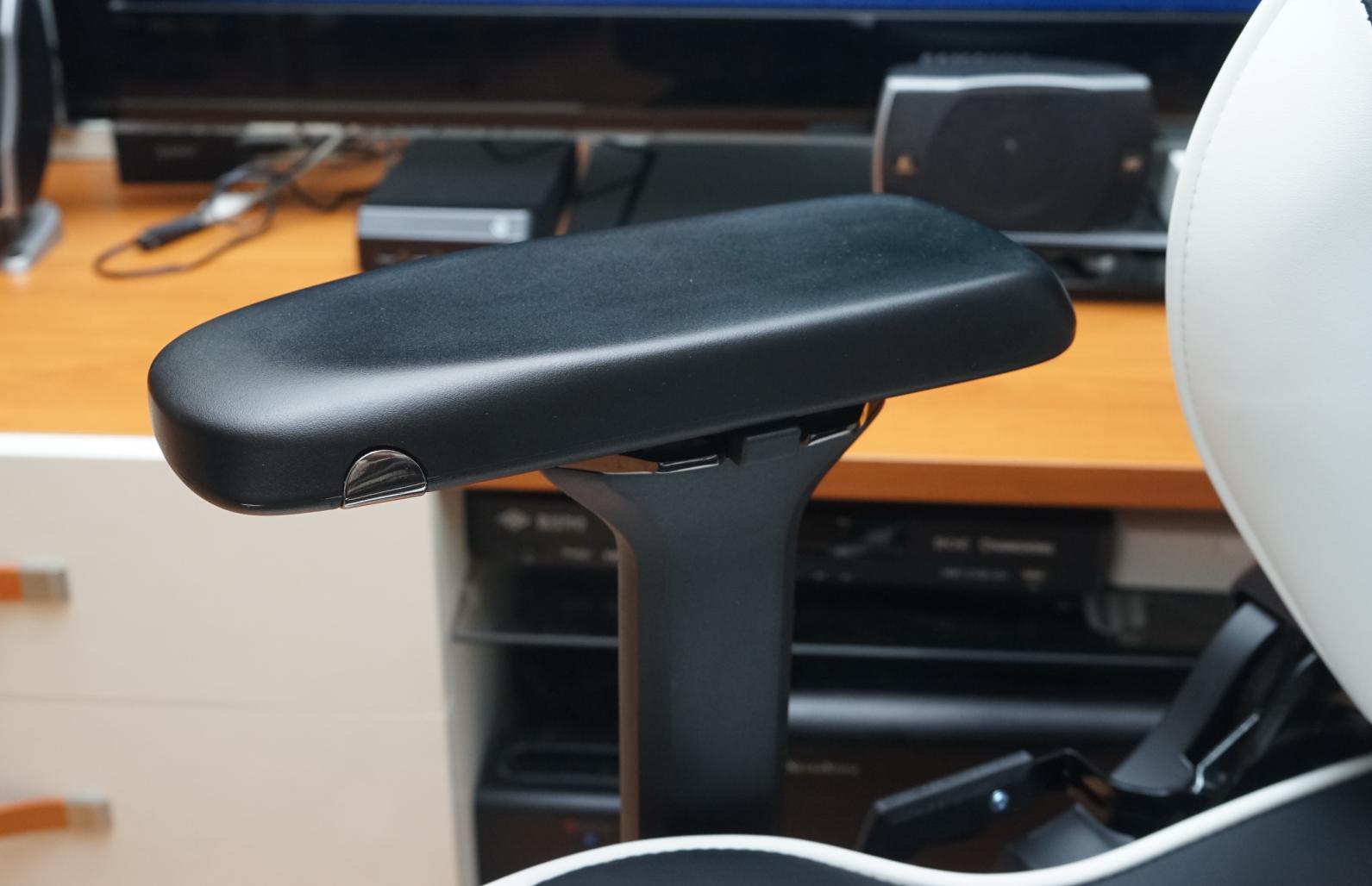 迪锐克斯dxracer电竞桌,甜品级显卡