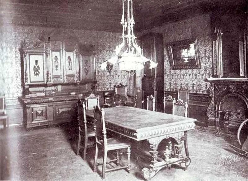 火车冒着黑烟呼啸而过,火车冒着浓烟从丛林出来