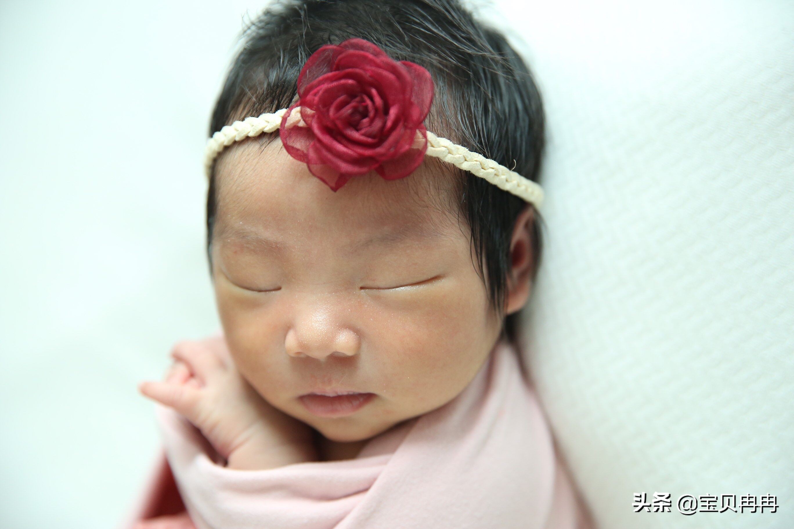 一个月的宝宝总是哭闹怎么办,一个月宝宝胀气哭闹怎么解决