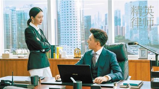 他曾是“职场男神”，娶“北电才女”李佳，今一家四口其乐融融