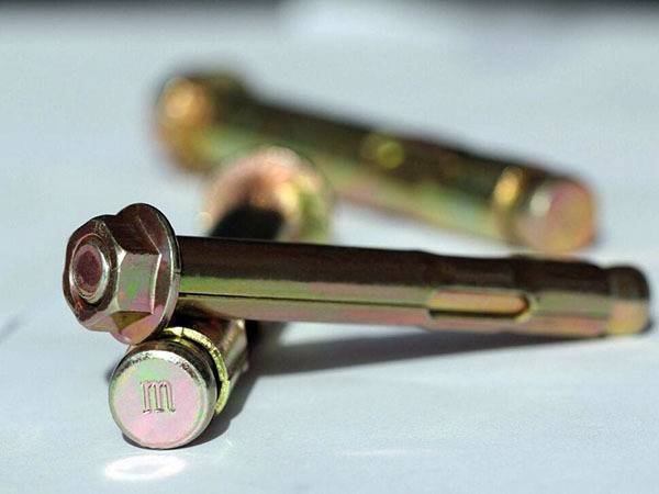 膨胀螺丝怎么安装在水泥地上,膨胀螺丝怎么安装进瓷砖墙里