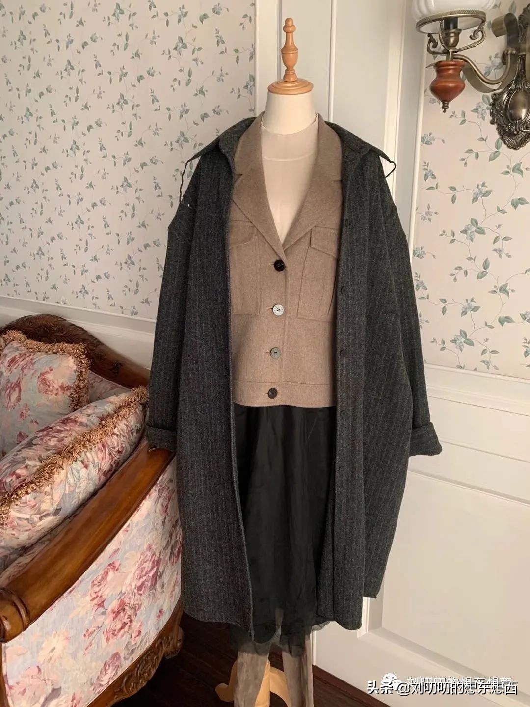 清冷风穿搭高级感冬,冬季素色长衣外套搭配