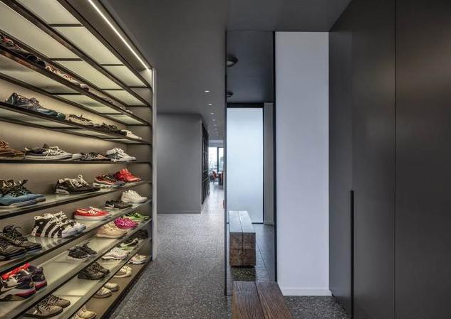 她将两套房子里头打通,客厅大到可以“踢足球”,网友:太豪气了