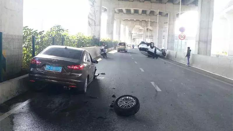 足球教练开福特去上课，竟猛撞标致四脚朝天，司机两人竟都没事