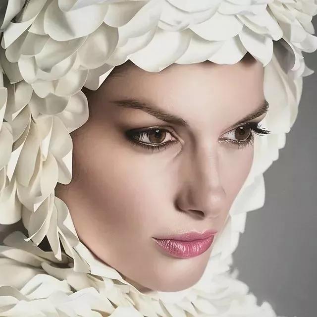 她画的人物栩栩如生用英文怎么说,她画的人物栩栩如生