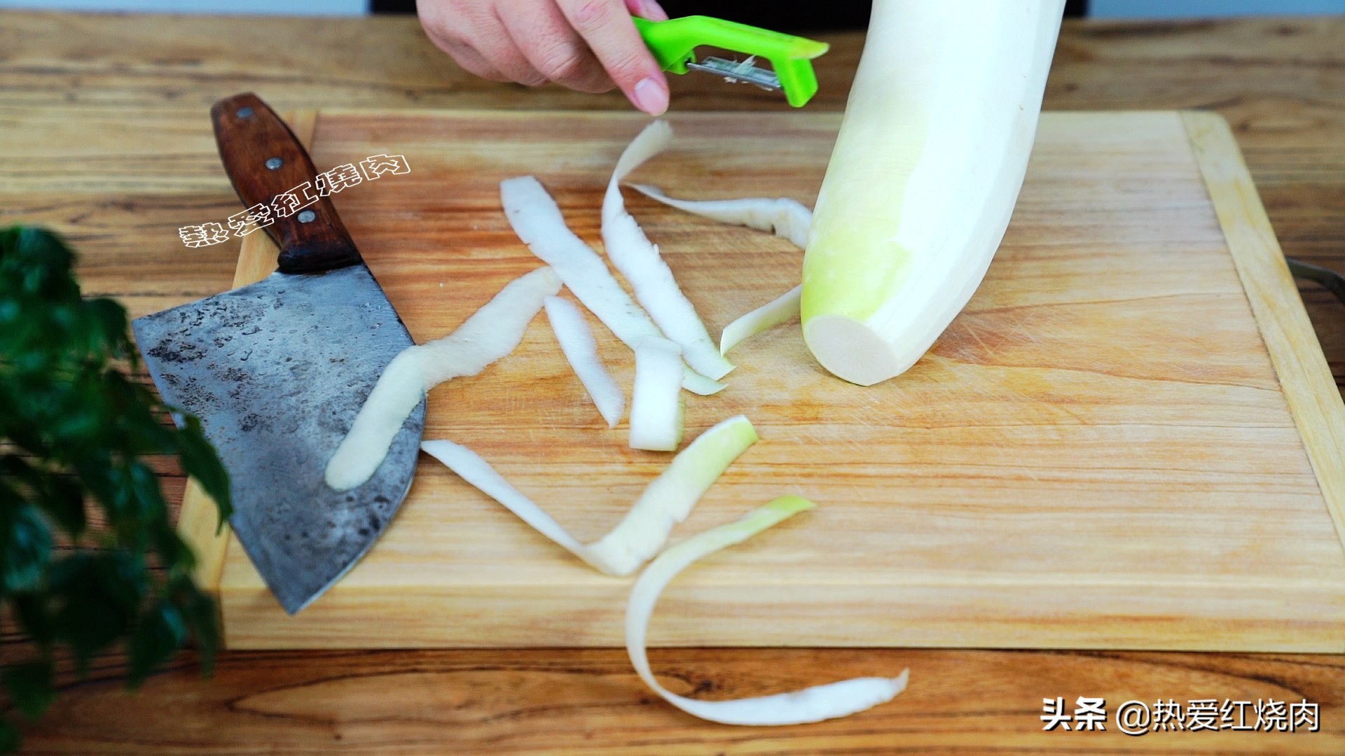 这小吃是湖北特产，加根白萝卜一起泡，又酸又辣还又脆，真好吃