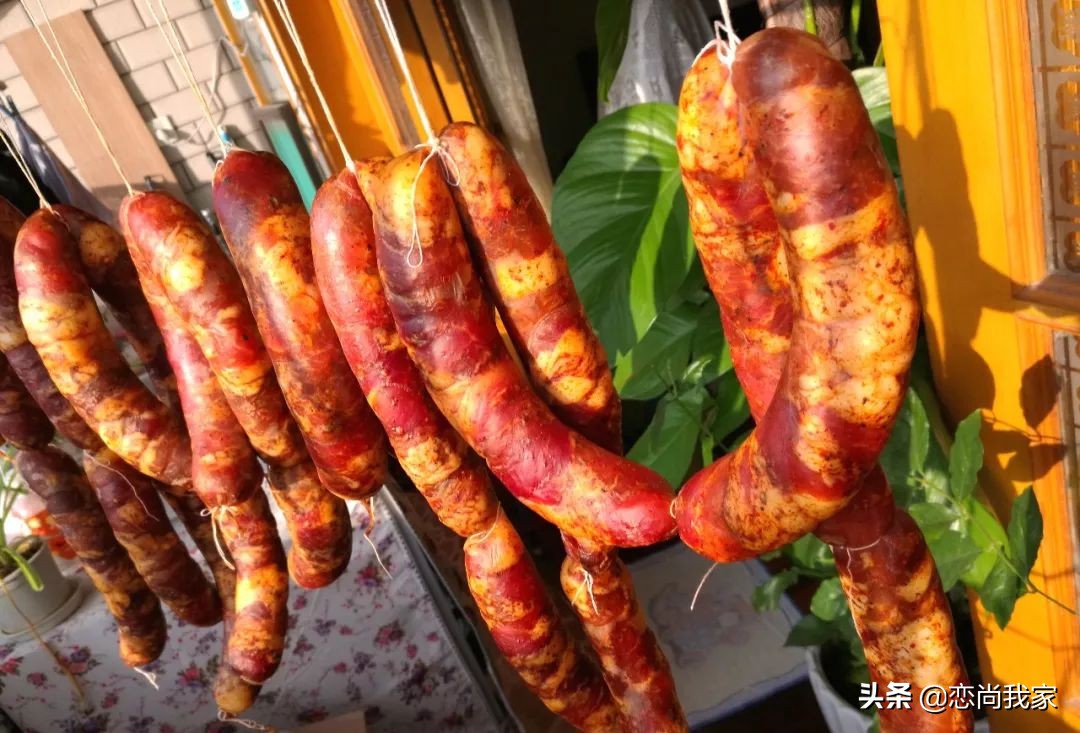 又到腌晒腊肉香肠的季节,又到了灌香肠腌腊肉的季节
