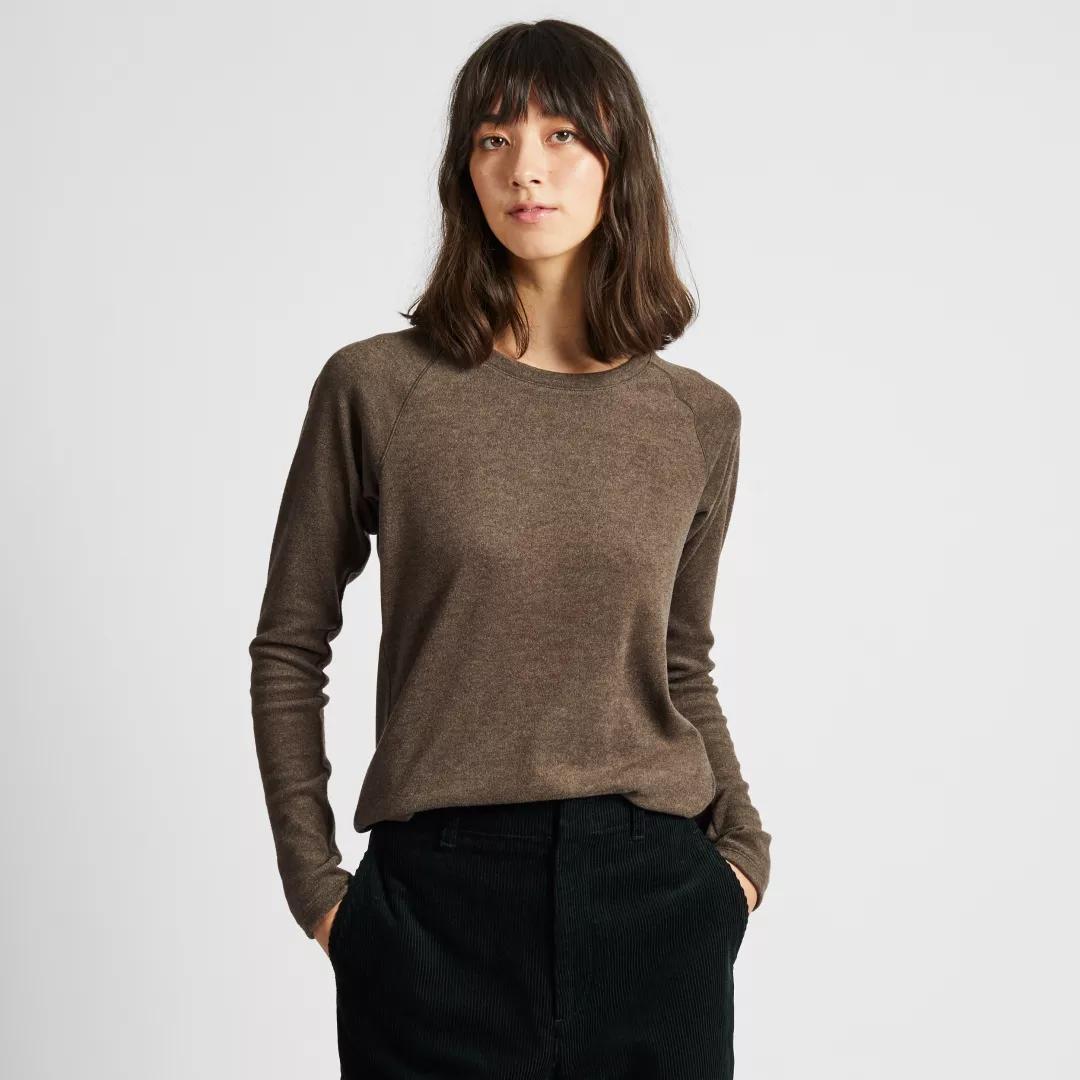 冬天下身穿暖和还是上身穿暖和,冬天想穿的很薄也保暖怎么穿