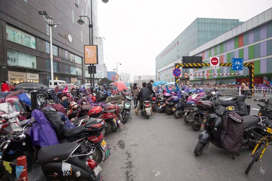 四季青男士毛衣大甩卖宽松轻薄,四季青女装清仓特价毛衣白色