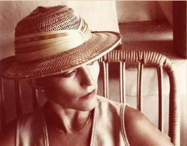 50岁邓文迪离婚后生活曝光,邓文迪离婚以后干什么