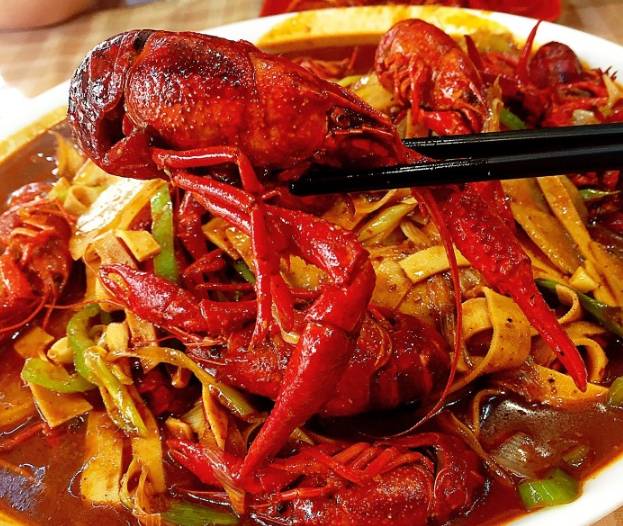 南宁美食推荐必吃龙虾,南宁最好吃的五香龙虾