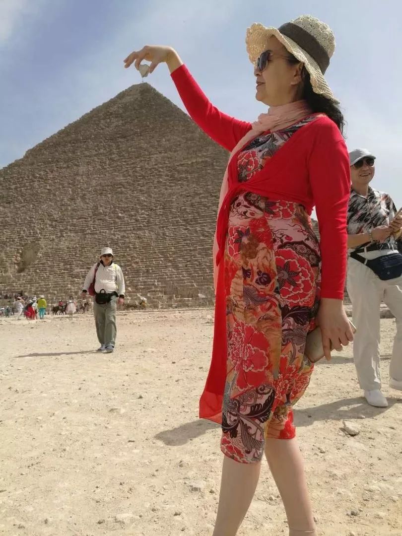 中国大妈旅游标配动作合集,中国大妈旅游拍摄姿势