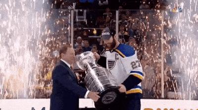 蓝调拿下球队首个斯坦利杯总冠军,奥赖利荣膺季后赛MVP