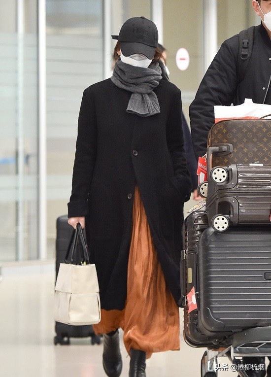 宋慧乔身穿一身白衣,宋慧乔的低调机场穿搭真时尚