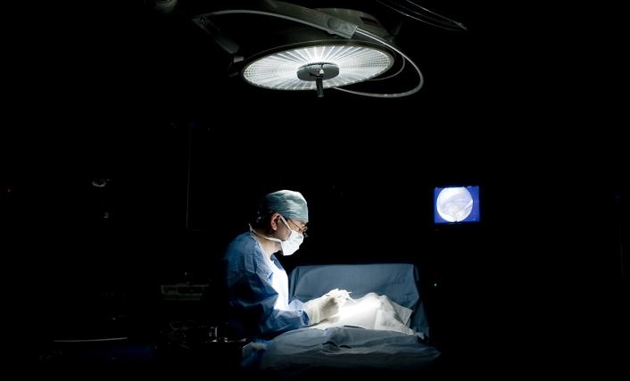 一个医生，一个护士，白天救人，晚上“自杀”