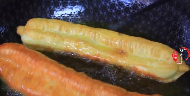 油条蓬松好吃的小窍门,掌握这个小窍门油条各个空心酥脆