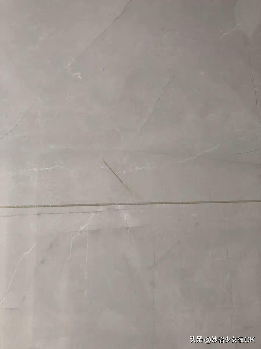 瓷砖上有一条条类似划痕是为什么,装修完瓷砖表面有很多划痕怎么办