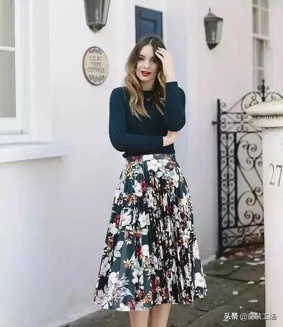 春天卫衣百褶裙的穿搭方法,如何用一条百褶裙穿遍四季不重样