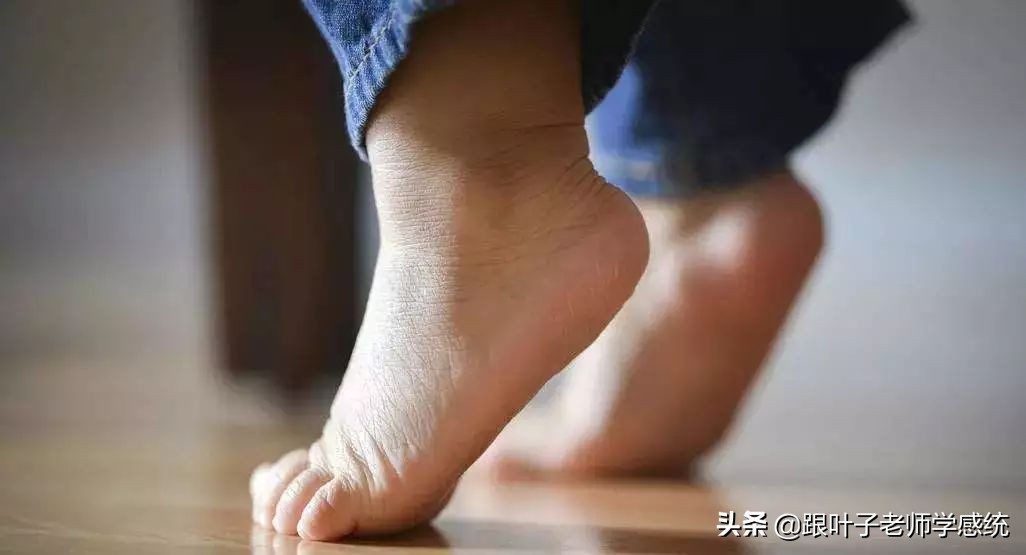小孩踮脚尖走路是什么问题,孩子踮脚尖走路是什么原因