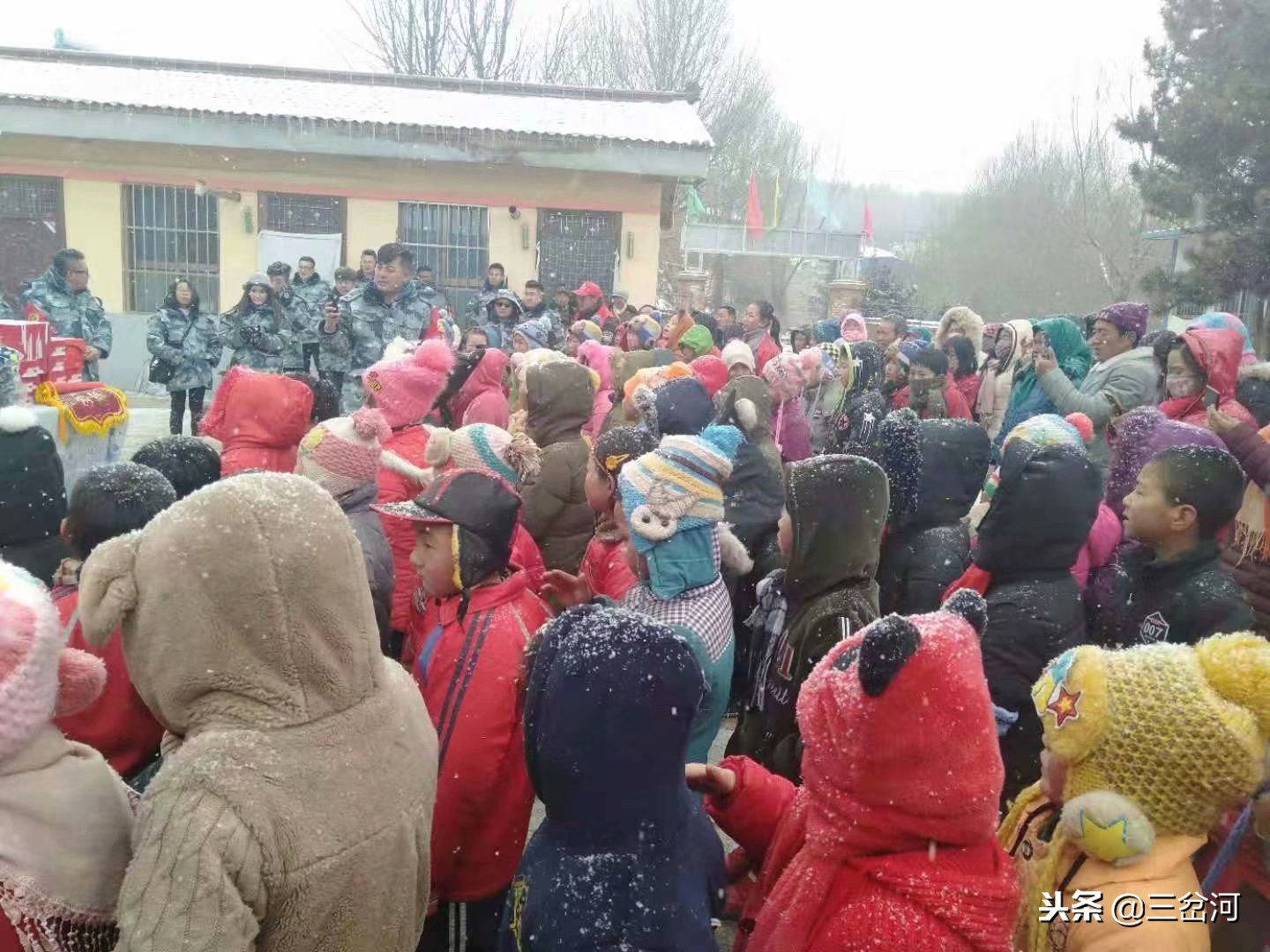 情暖杨崖集，乐动健身温暖山区送大爱