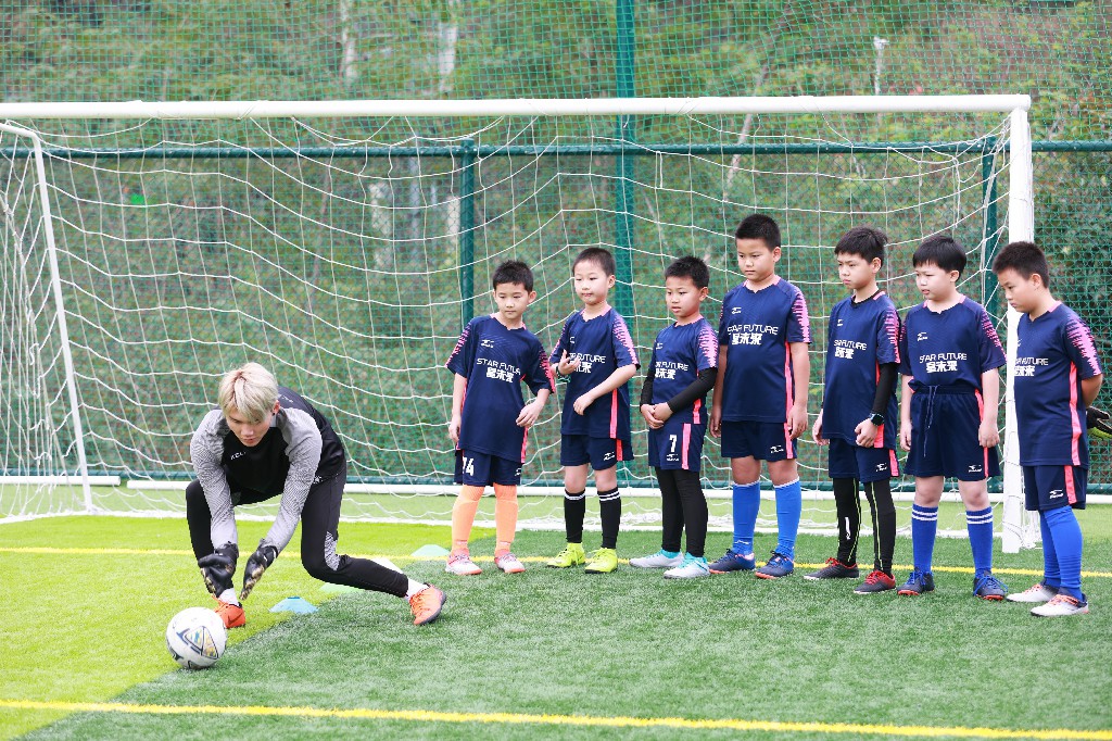 刘云飞教青少年守门员技术动作,刘云飞扑救视频