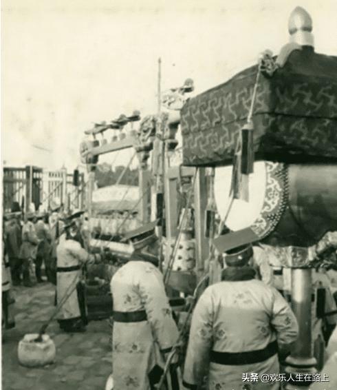 罕见老照片：1915年袁世凯身穿龙袍登基称帝全过程