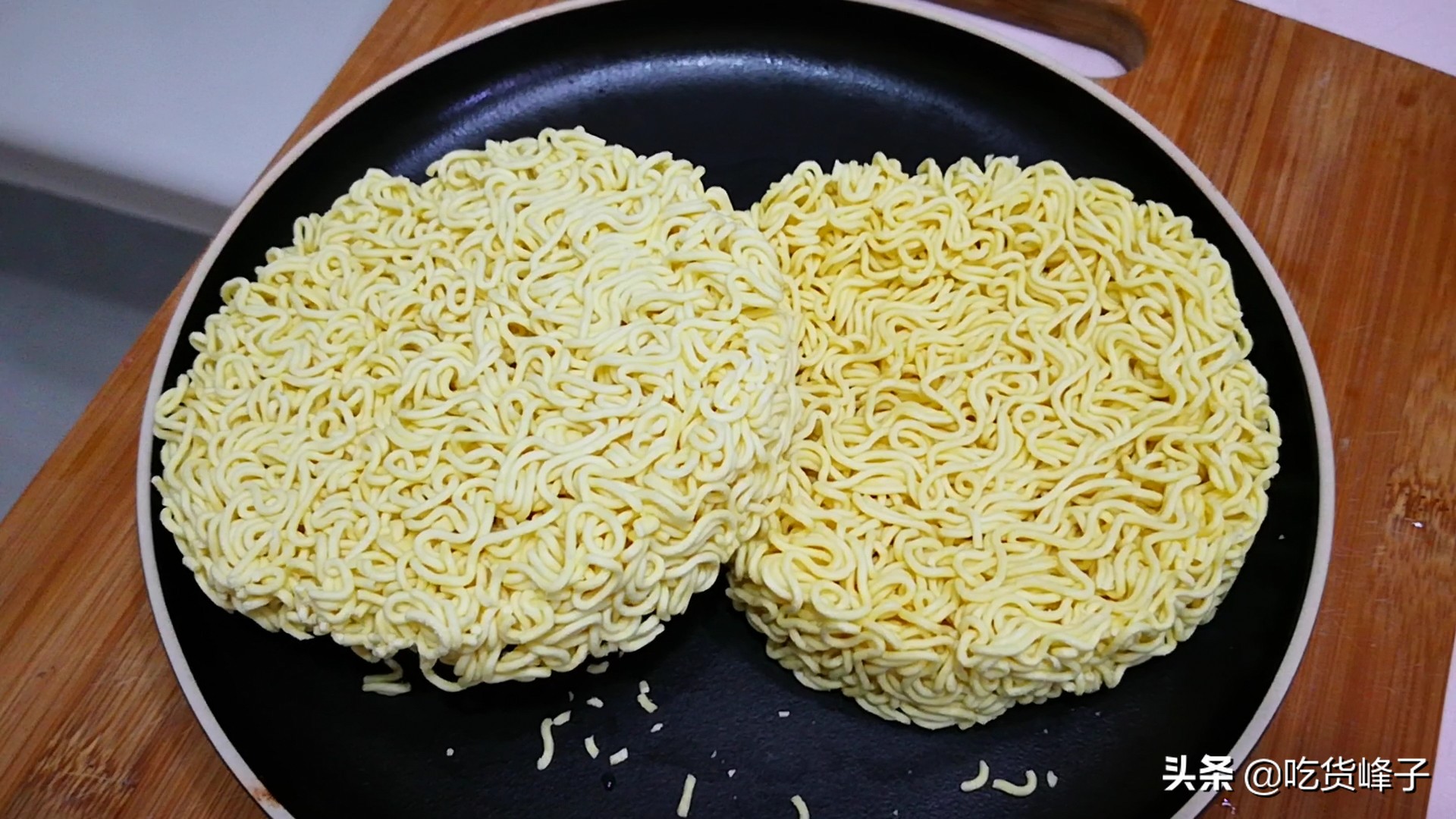 吃了很多年的方便面变成这样了,方便面为什么是弯的不白吃