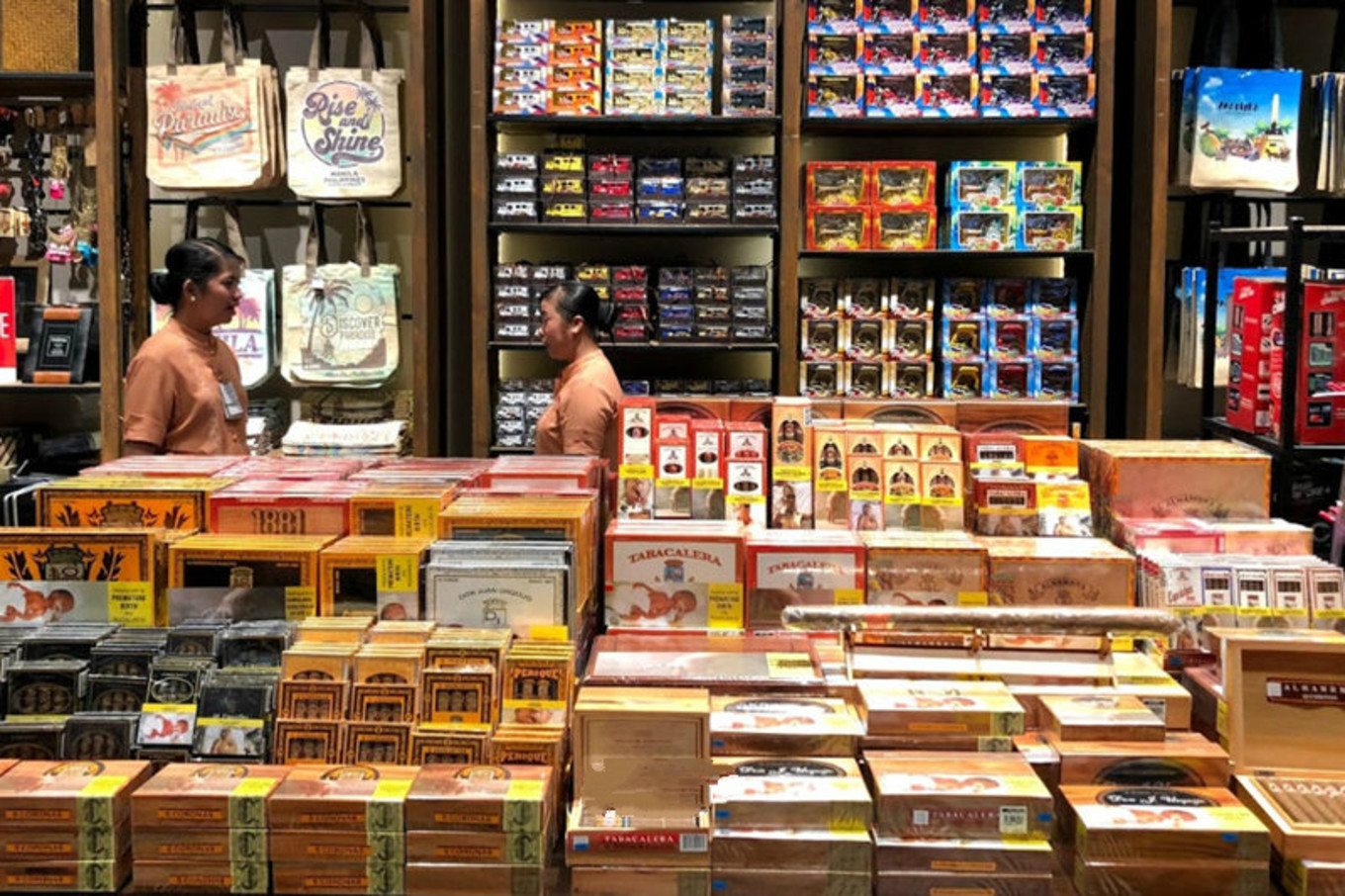 实弹射击or公墓拍大片？| 跟90后小伙儿在马尼拉“玩儿很野”