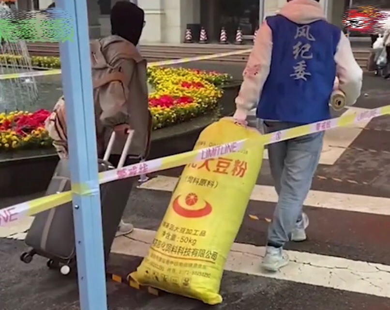 00后拎肥料袋上大学,大学生返校打包袋