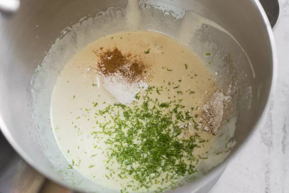 黑森林樱桃酒巧克力蛋糕,疯狂的草莓蛋糕图片