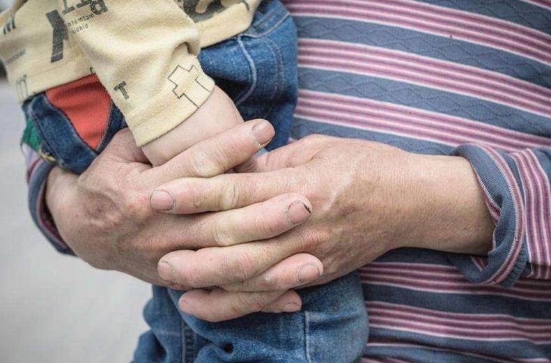 哥哥放学回家就“猛亲”妹妹，而诱发妹妹看急诊，什么原因不能亲