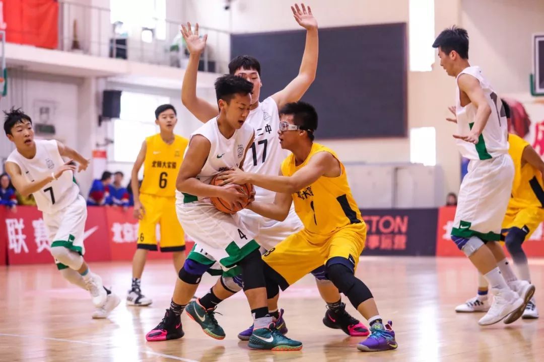 新·十六强齐亮相高中赛场惊现*力暴**隔扣丨18-19耐克高中联赛