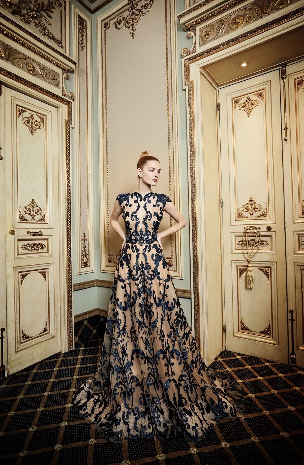 yolancris品牌一套婚纱多少钱,西班牙高定yolancris黑丝绒礼服