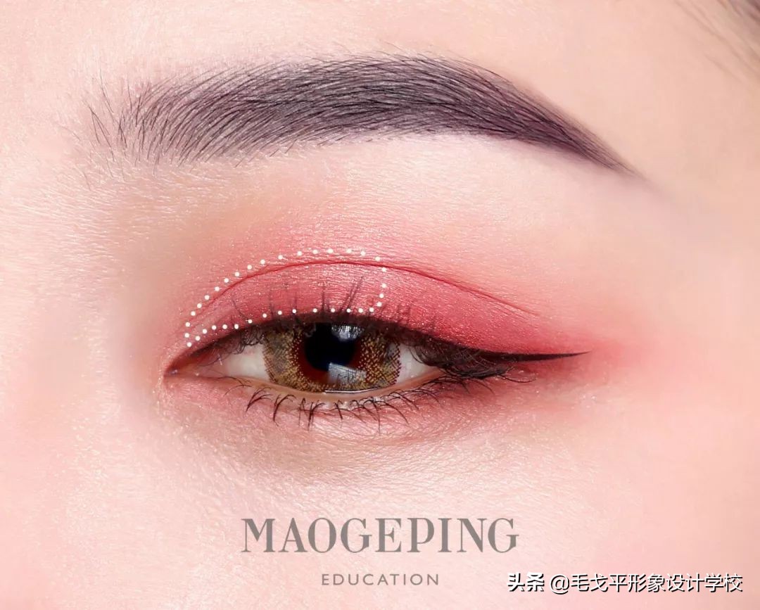 怎么画眼妆才不显脏,想学画眼妆今年最流行的眼妆