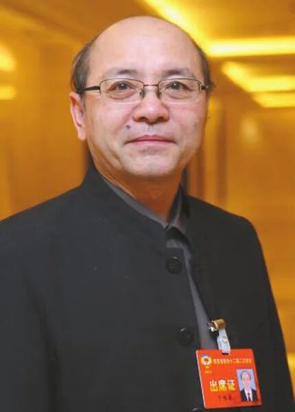 他书法创作有功底，理论研究有成果，书法教育有成就，名叫于唯德