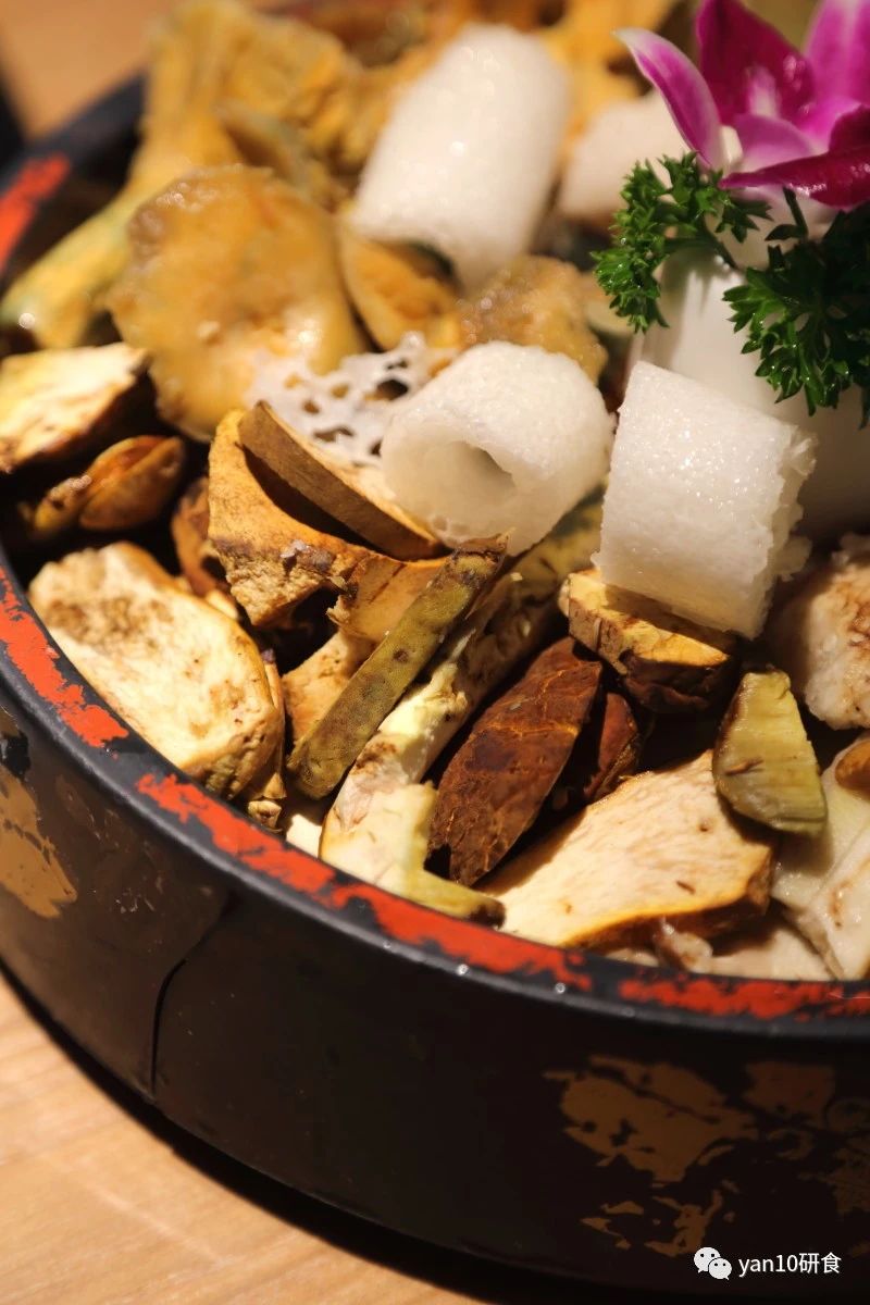 昆明滇池美食推荐菌火锅,滇池边菌子火锅