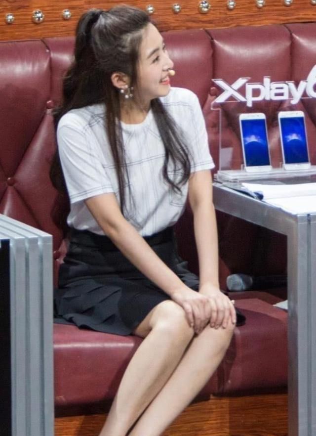 有一种腿叫张含韵的“淑女腿”，并拢时像一条腿，穿短裙也不怕