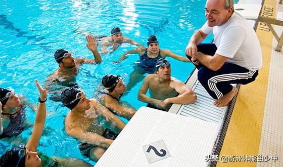 蛙泳手蝶泳腿的练习,学生蛙泳腿陆上练习