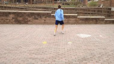 足球转身踢球训练方法,足球拉球转身过人教学