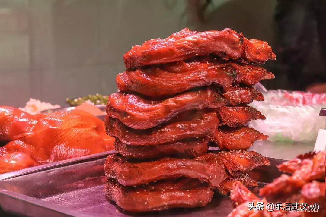 排的队比街道长!这条街什么来头?