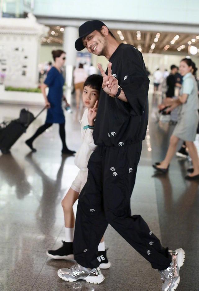 杨烁带孩子惹众怒完整版,杨烁对待儿子态度大转变