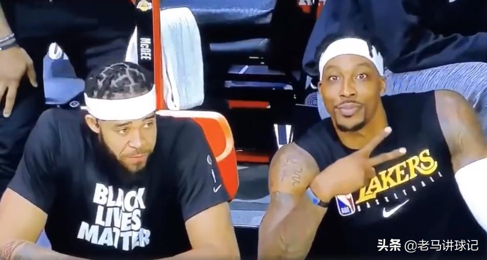 詹姆斯用球故意砸对手脑袋搞笑,詹姆斯被史蒂芬森逗笑
