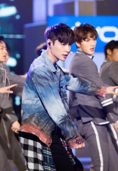 张艺兴应援图片,张艺兴金俊勉视频