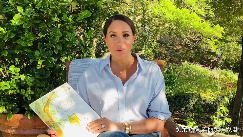 梅根自家花园宣传新书，手戴十几万戴妃腕表，金手镯搭钻戒晃人眼