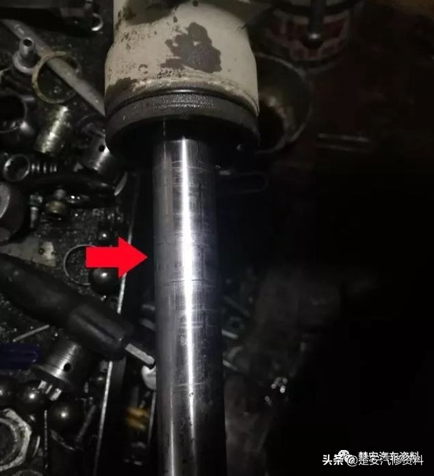 排气管冒蓝烟和机油质量有关吗,发动机冒蓝烟排气管喷机油