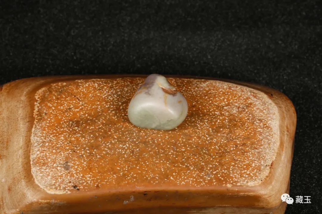 新疆和田玉籽料三色玉龙题材吊坠,和田玉籽料三色青花籽料多少钱