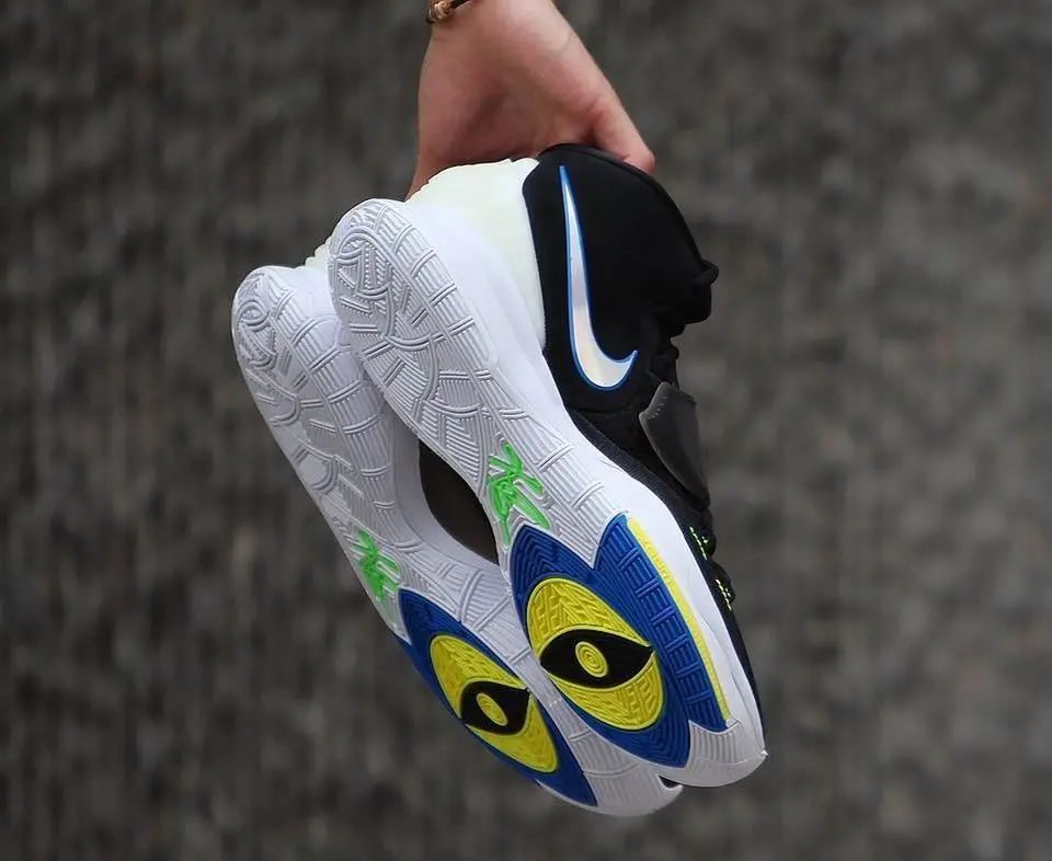 米切尔上脚的篮球鞋,李宁一双很老的鞋紫色