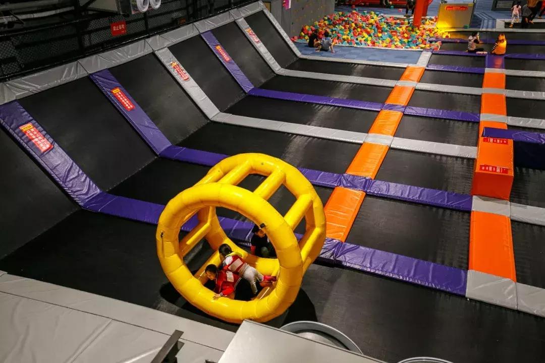 蹦床乐园闯关攀岩,蹦床馆嗨玩